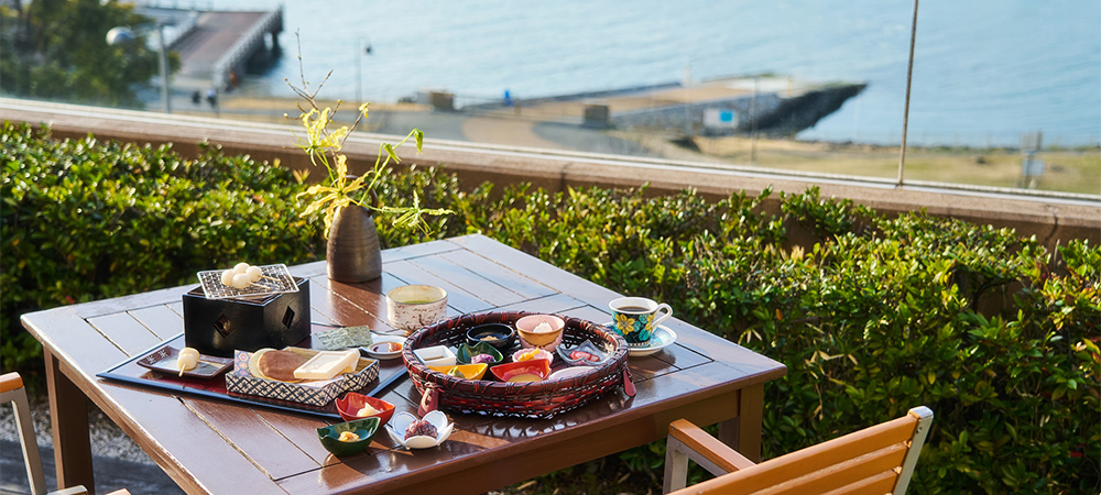 日本庭園のテラス席で絶景とともに楽しむ日本料理「さくら」スイーツプレート ”花まつり”