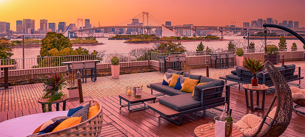 ＜Limited to Guests Eligible for Executive Lounge Access＞The 2nd-floor Executive Terrace Lounge is also available during the weekend magic hour.