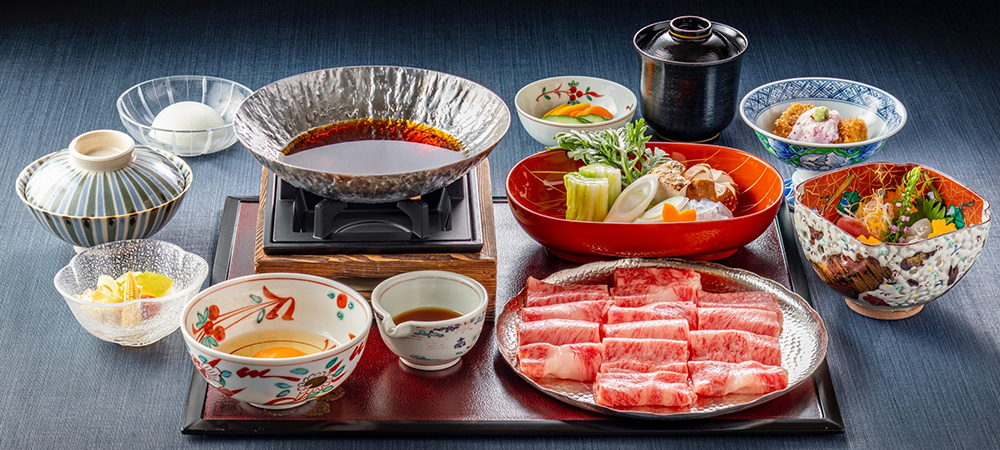日本料理「さくら」黒毛和牛の贅沢なすき煮コース～鉄板焼カウンターでは豪華に和牛3種の食べ比べ～