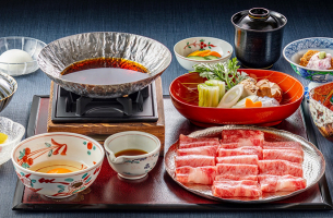 日本料理「さくら」黒毛和牛の贅沢なすき煮コース～鉄板焼カウンターでは豪華に和牛3種の食べ比べ～