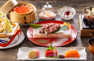 豪快な鮭いくら丼や蟹、上質な上富良野牛など、北海道をまるごと味わう日本料理「さくら」の北海道フェア