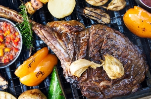 BBQテラス「アブレイズ」約1kgの肉を豪快に喰らう！トマホークプレート