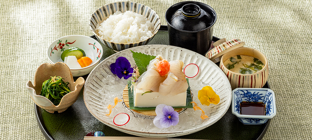 【平日限定ランチ】日本料理「さくら」選べる御膳～鱸(スズキ)の洗い、味噌煮込みうどん、黒毛和牛～