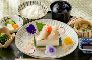 【平日限定ランチ】日本料理「さくら」選べる御膳～鱸(スズキ)の洗い、味噌煮込みうどん、黒毛和牛～