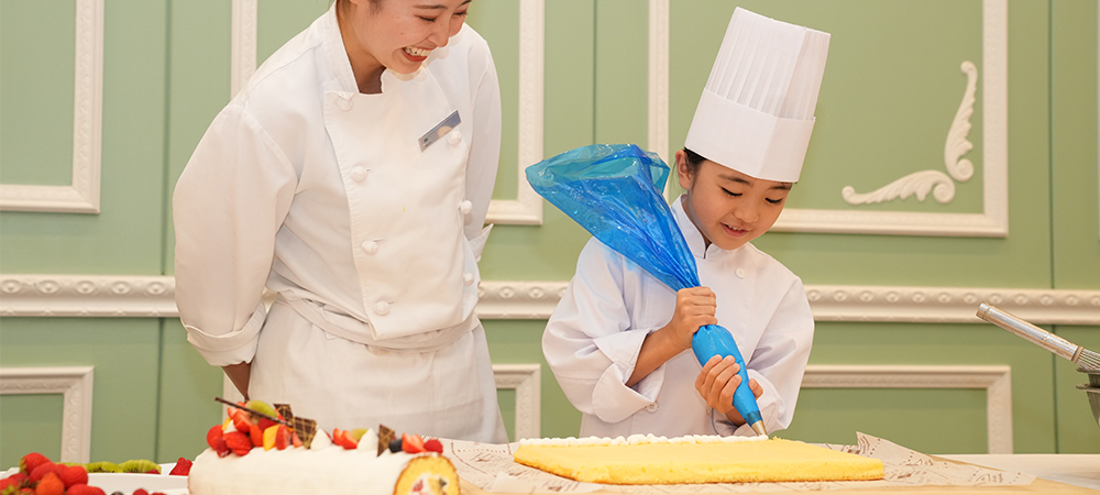 【8月10日開催】夏休みちびっこ体験プラン フルーツロールケーキ作り～ランチビュッフェ付き～