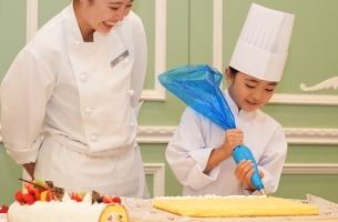 【8月10日開催】夏休みちびっこ体験プラン フルーツロールケーキ作り～ランチビュッフェ付き～