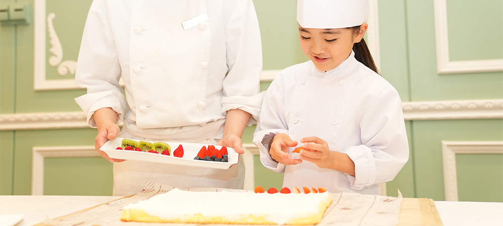 【8月10日開催】夏休みちびっこ体験プラン フルーツロールケーキ作り～ランチビュッフェ付き～