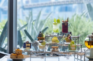 東京湾の絶景を望む「Captain’s Bar＆Lounge」にて 山梨県産「シャインマスカットアフタヌーンティー」